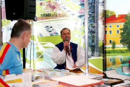 Piotr Hankus prowadzący animacje na stoisku Śląskiej Organizacji Turystycznej